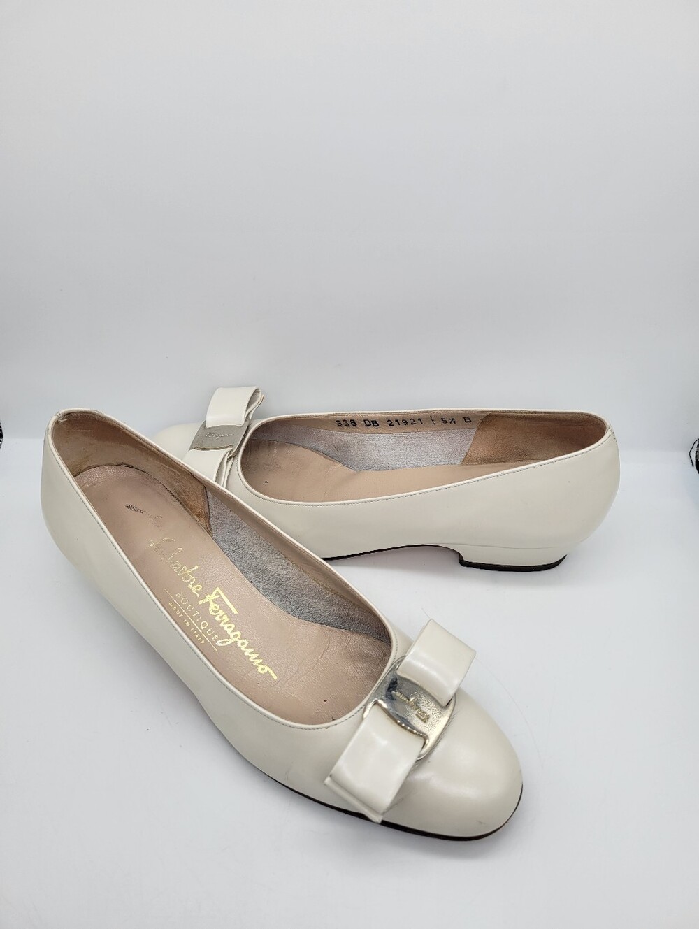 VTG Salvatore Ferragamo Vara Bow Pumps Pearl Leather Low Block Heel Shoes 5.5 B